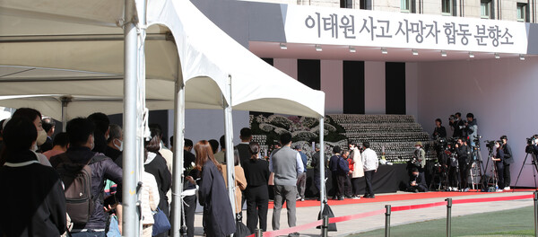 31일 서울광장에 마련된 이태원 사고 희생자 합동분향소에 시민 추모객들의 발길이 이어지고 있다. (사진=뉴스1)