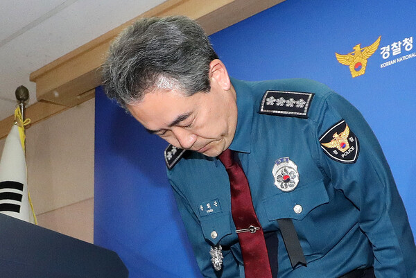 윤희근 경찰청장이 1일 오전 서울 서대문구 경찰청 브리핑룸에서 이태원 사고와 관련한 입장표명을 마친 뒤 고개 숙여 인사하고 있다. 