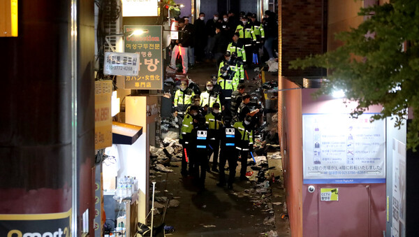 이태원 참사 다음날인 10월 30일 경찰이 사고 현장을 수습하고 있다. (사진=뉴스1)