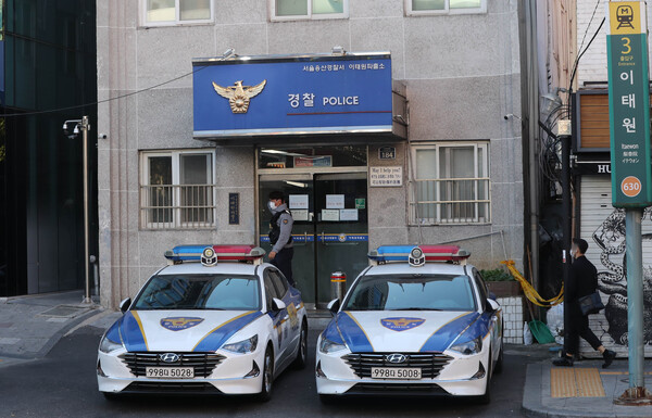 2일 서울 용산구 이태원 파출소에서 관계자가 드나들고 있다. (사진=뉴스1)