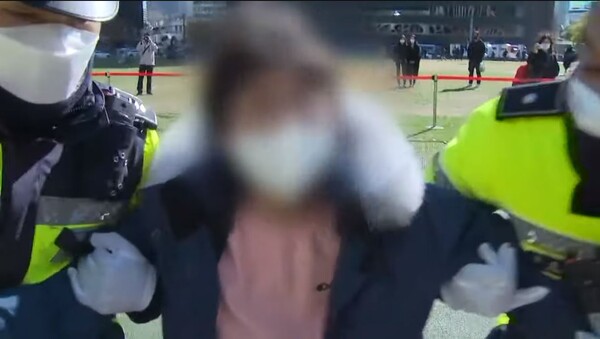 이태원 참사 유가족이 4일 오후 윤석열 대통령과 오세훈 서울시장이 보낸 조화를 내동댕이친 뒤 경찰에게 끌려나가고 있다. (사진=YTN 캡처)