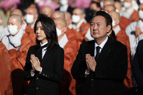 윤석열 대통령과 김건희 여사가 4일 오후 서울 종로구 조계사에서 열린 '이태원 참사 희생영가 추모 위령법회'에서 합장을 하고 있다. (사진=뉴스1)