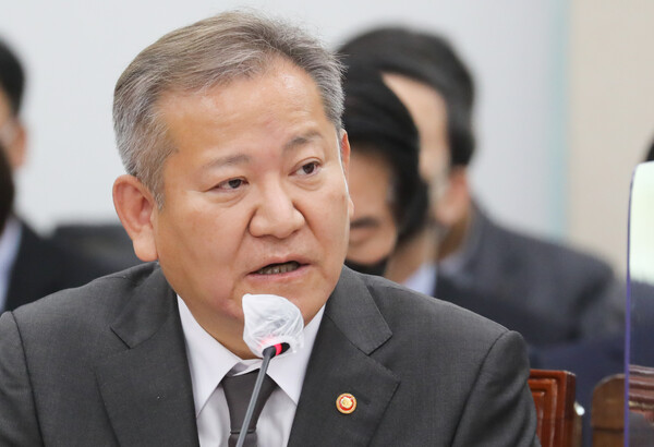 이상민 행정안전부 장관이 7일 서울 여의도 국회에서 열린 행정안전위원회 제8차 전체회의에서 의원들의 질의에 답하고 있다.
