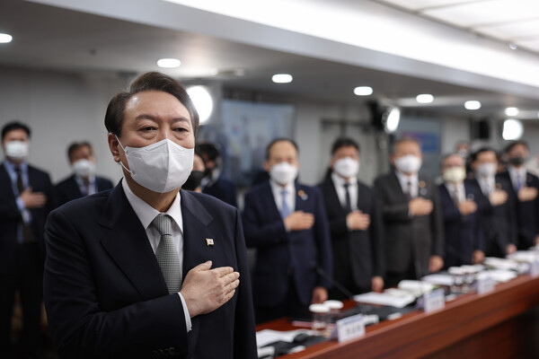 윤석열 대통령이 7일 오전 용산 대통령실에서 열린 '국가안전시스템 점검회의'에서 참석자들과 함께 국기에 대한 경례를 하고 있다. (사진=뉴스1 / 대통령실)