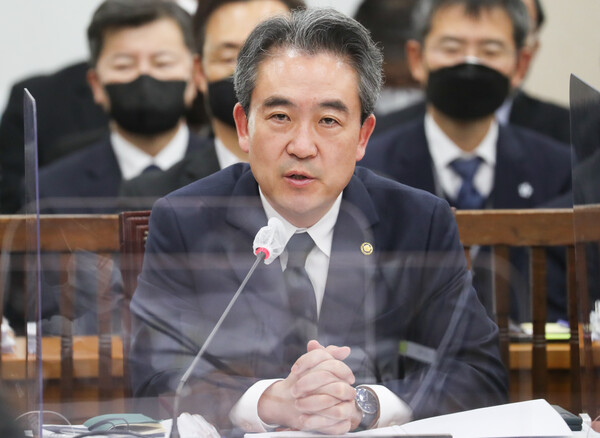 윤희근 경찰청장이 7일 서울 여의도 국회에서 열린 행정안전위원회 제8차 전체회의에서 의원들의 질의에 답하고 있다.