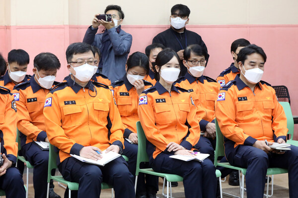 소방의 날인 9일 오전 서울 용산소방서 소방대원들이 이재명 더불어민주당 대표와 간담회를 하는 동안, 침통한 표정으로 앉아 있다. (사진=뉴스1)