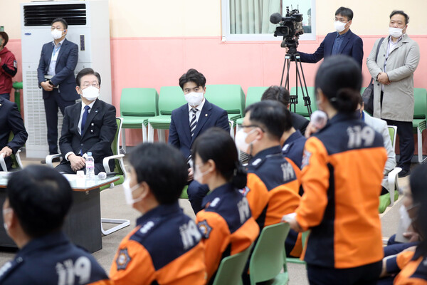 소방의 날인 9일 오전 이재명 더불어민주당 대표와 서울 용산소방서의 간담회에서 이은주 구급팀장이 억울함을 토로하고 있다. (사진=뉴스1)