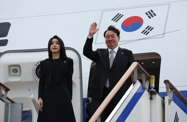 윤석열 대통령과 김건희 여사가 9월 18일 영국 미국 캐나다 등의 해외순방을 위해 공군1호기(대통령 전용기)에 올라 인사하고 있다. (사진=뉴스1)