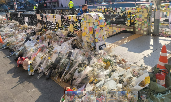 이태원역 1번 출구 주변 10.29 참사 희생자들의 추모공간. (사진=김태현 기자)