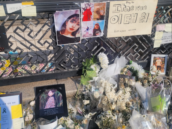 이태원역 1번출구 주변 추모공간에 놓인 희생자들 사진과 국화꽃. (사진=김태현 기자)