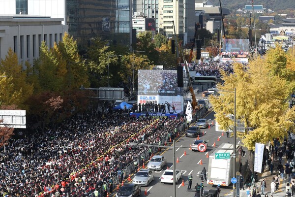 민주노총·한국노총 등 진보단체 관계자들이 10월 29일 오후 서울 종로구 세종대로 일대에서 윤석열 정부의 경제정책을 규탄하는 대규모 집회를 하고 있다. 뒤쪽은 자유통일당 등 보수단체 집회 모습. (사진=뉴스1) 