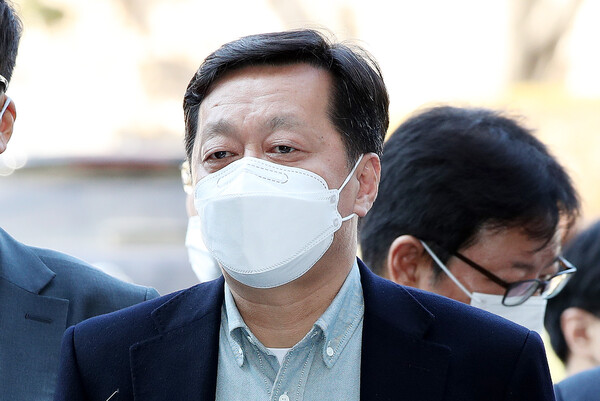 정진상 더불어민주당 대표실 정무조정실장이 18일 오후 서울 서초구 서울중앙지법에서 열린 영장실질심사에 출석하고 있다.