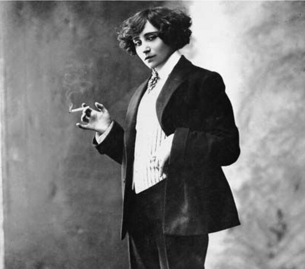 남장을 하고서 시가를 피우는 조르주 상드의 초기 사진.