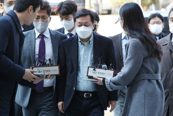 정진상 민주당 당대표실 정무조정실장이 18일 오후 서울 서초구 서울중앙지법에서 열린 영장실질심사에 출석하고 있다. 정 실장은 19일 새벽 구속영장이 발부됐다. (사진=뉴스1)
