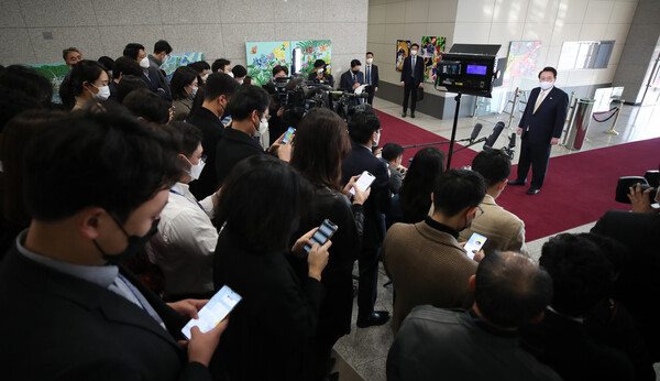 윤석열 대통령이 18일 오전 용산 대통령실 출근길에 취재진과 문답회견을 하고 있다. (사진=뉴스1)