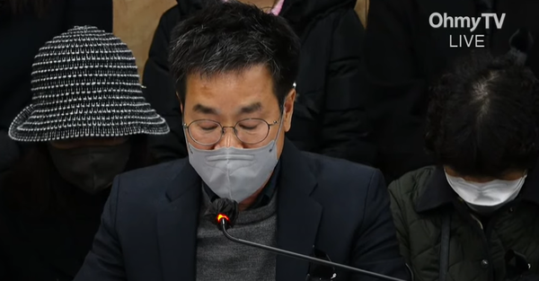 '이태원 10.29참사' 희생자 유가족 입장 기자회견에서 바라던 회사 취직 통보 이틀 전 희생당한 26세 이상은씨의 아버지가 떠나 보낸 딸에게 보내는 편지를 읽고 있다. (사진=오마이TV 캡처)
