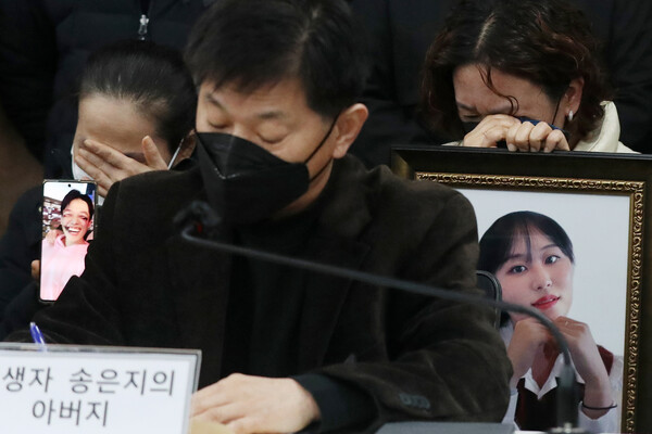 '이태원 10.29 참사' 희생자 유가족들 기자회견장에서 희생자 송은지씨의 아버지가 입장을 얘기하고 있다. (사진=뉴스1)