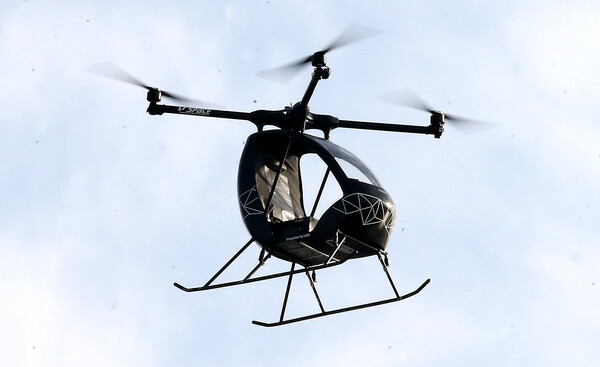 23일 2022 도심항공모빌리티(UAM) 비행 시연 행사에서 UAM이 하늘을 날고 있다. (사진=뉴스1)