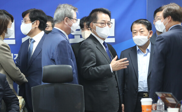 지난달 27일 서해 공무원 피격 사건 관련 기자회견을 마친 뒤 박지원 전 국정원장이 민주당 의원들과 대화를 나누고 있다. (사진=뉴스1)