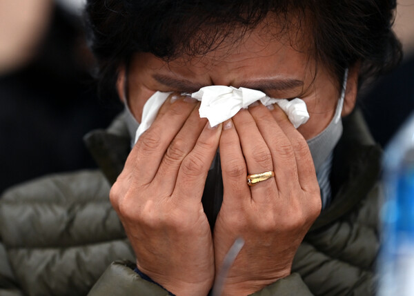 10.29 이태원 참사 희생자 이남훈씨의 어머니가 11월 22일 오전 유가족 입장 발표 기자회견에서 말을 마친 뒤 오열하고 있다. (사진=뉴스1)