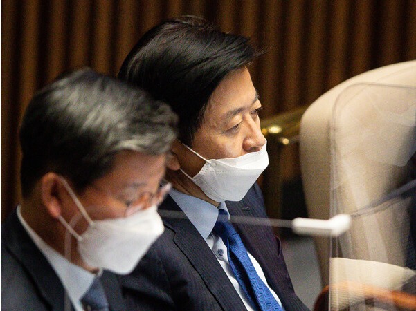 노웅래 더불어민주당 의원(오른쪽)이 24일 서울 여의도 국회 본회의에 참석해 앉아 있다. (사진=뉴스1)