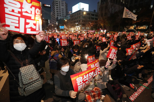 '김건희 특검·윤석열 퇴진 16차 촛불대행진' 집회에 참가한 시민들이 26일 서울 중구 태평로 일대에서 '윤석열 퇴진' 구호를 외치고 있다. (사진=뉴스1)