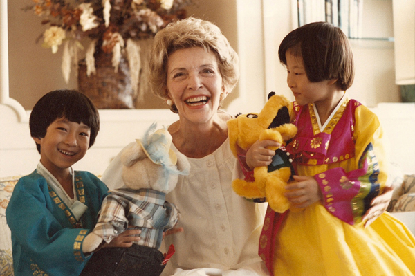 낸시 여사가 심장병 수술을 마친 한국 어린이들을 안아주고 있다. 왼쪽이 이길우(Brett Halvorson)씨. (사진=이길우씨/Brett Halvorson 제공)