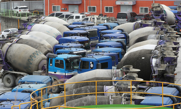 정부가 엿새째 총파업을 이어가며 집단 운송을 거부하고 있는 시멘트업계에 대해 업무개시명령을 발동한 가운데 29일 오전 경기 화성시의 한 레미콘 공장에 차량들이 멈춰서 있다. (사진=뉴스1)