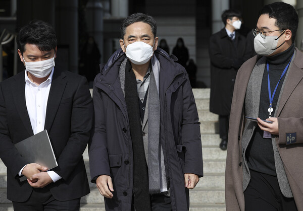 대장동 개발 사업을 도와준 뒤 아들의 퇴직금 등 명목으로 대장동 업자들에게서 거액을 받은 혐의로 재판을 받고 있는 곽상도 전 의원이 30일 오전 서울중앙지법에서 공판을 마친 뒤 걸어나오고 있다. (사진=뉴스1)
