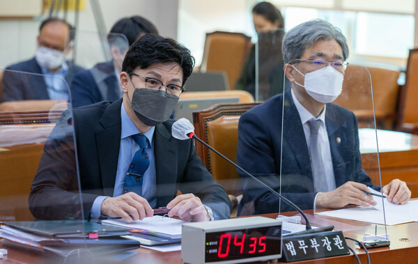 한동훈 법무부 장관이 11월 23일 오전 국회 법사위 전체회의에서 답변하고 있다. (사진=뉴스1)