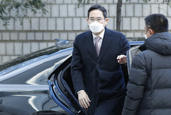 이재용 삼성전자 회장이 1일 오전 서울 서초구 서울중앙지방법원에서 열린 부당 합병 혐의 관련 공판에 출석하기 위해 차량에서 내리고 있다. (사진=뉴스1)