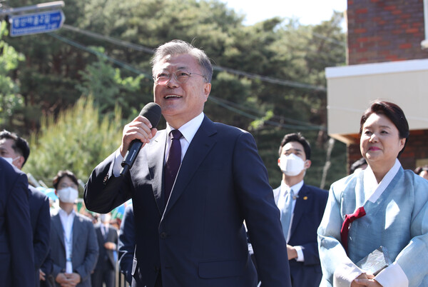 문재인 전 대통령. 올해 5월 10일 대통령 임기를 마치고 경남 양산 평산마을에서 지지자들에게 인사하고 있는 모습. (사진=뉴스1) 