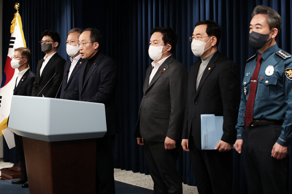 윤석열 대통령 주재 화물연대 총파업 대응 관계장관회의를 마치고 추경호 경제부총리 겸 기획재정부 장관을 비롯한 부처 장관들이 4일 오후 합동브리핑을 하고 있다. 왼쪽부터 이정식 고용노동부‧한동훈 법무부‧이상민 행안부 장관, 추 부총리, 원희룡 국토부‧이창양 산자부 장관, 윤희근 경찰청장. (사진=뉴스1)