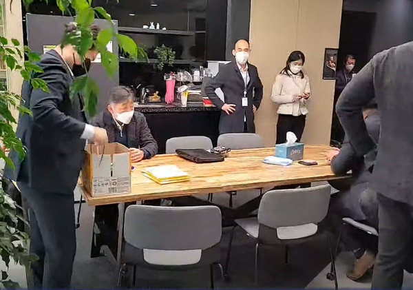 경찰이 7일 더탐사 사무실에서 압수수색을 진행하고 있다. (사진=유튜브 사자후tv캡처)