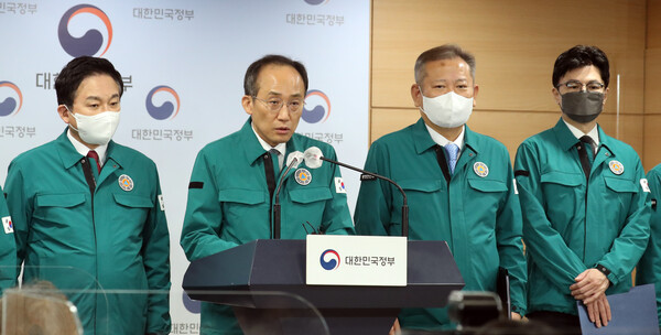 철강·정유 분야 화물운송 노동자들에 대한 업무개시명령 발동과 관련 8일 오전 추경호 경제부총리 겸 기획재정부 장관(왼쪽 두번째)이 정부 합동브리핑을 하고 있다. 왼쪽부터 원희룡 국토부 장관, 추 부총리, 이상민 행안부·한동훈 법무부 장관. (사진=뉴스1)