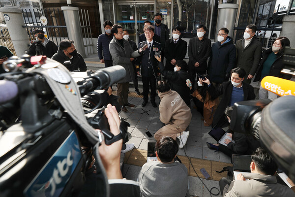 행정안전부 경찰국 신설에 반대하며 전국경찰서장(총경) 회의를 주도했던 류삼영 총경(전 울산중부경찰서장)이 8일 오후 경찰청 징계위원회에 출석하기 앞서 기자회견을 하고 있다. (사진=뉴스1)