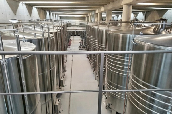 스테인리스 통을 사용하고 있는 현대적인 와인 까브, 샤또 라 코스테