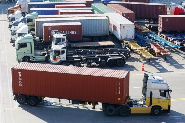 민주노총 공공운수노조 화물연대본부(화물연대)가 총파업을 철회한지 사흘째를 맞는 11일 경기 의왕시 내륙컨테이너기지(ICD)에서 화물차량이 운행에 나서고 있다.(사진=뉴스1)