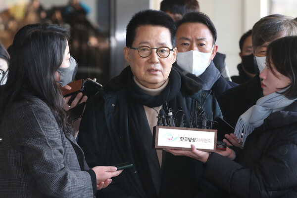 서해 공무원 피격 사건 당시 '첩보 자료' 삭제 지시 의혹을 받는 박지원 전 국가정보원장이 14일 오전 서울중앙지방검찰청에 출석, 기자들에게 입장을 밝히고 있다.(사진=뉴스1)