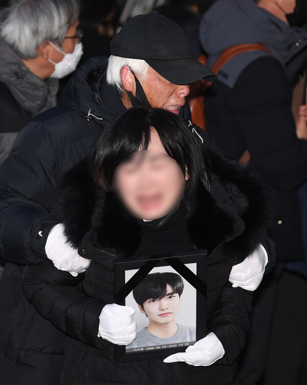 10·29 이태원 참사 시민분향소에서 배우 고 이지한씨의 어머니 조미은씨가 아들의 영정 사진을 품에 안고 오열하고 있다. (사진=뉴스1)