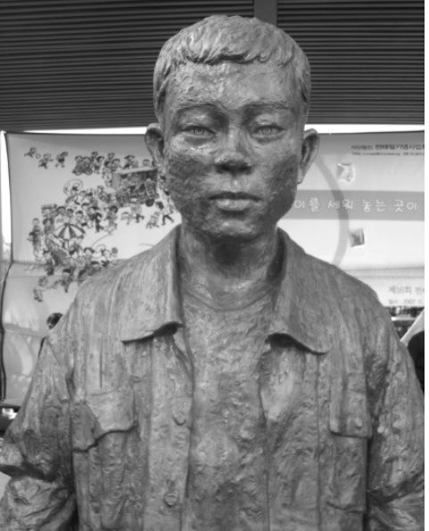 서울 청계천에 세워진 전태일 동상.