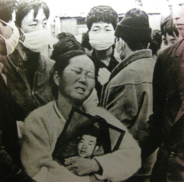 청년 전태일의 영정 사진을 품에 안고 절규하는 이소선 여사.