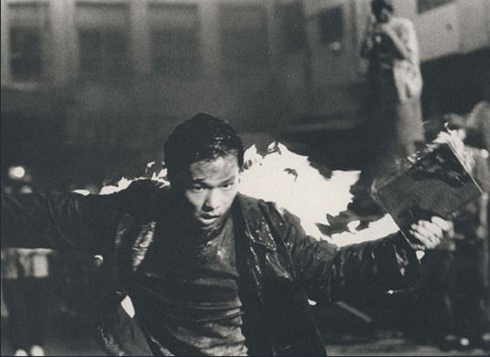 근로기준법 준수를 요구하며 분신하는 전태일. (영화 '아름다운 청년 전태일' 화면)