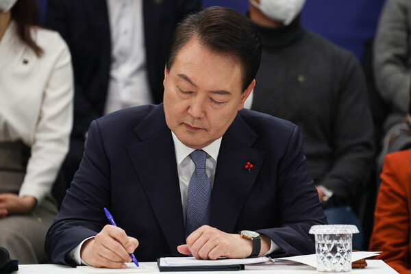 윤석열 대통령이 15일 오후 청와대 영빈관에서 열린 제1차 국정과제 점검회의를 주재하며 메모하고 있다. (사진=뉴스1/대통령실) 