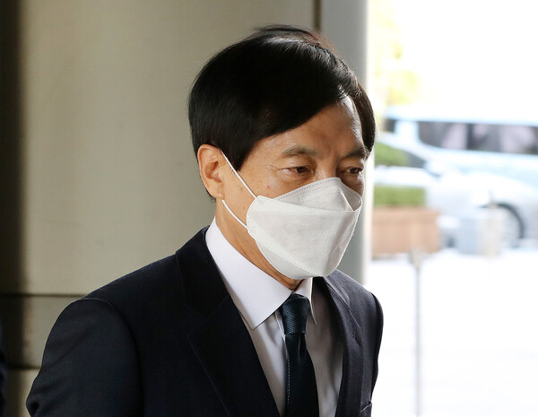 이성윤 법무연수원 연구위원이 10월 7일 서울중앙지방법원에서 열린 직권남용 혐의 공판에 출석하고 있다. (사진=뉴스1)