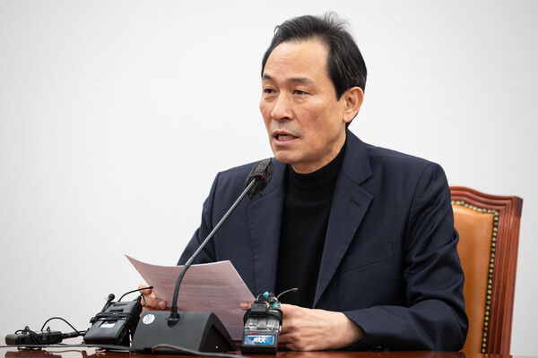 우상호 이태원 참사 국정조사특위 위원장이 18일 국회에서 기자회견을 열어 19일 본조사 일정 및 증인 채택 방침을 밝히고 있다. (사진=뉴스1)