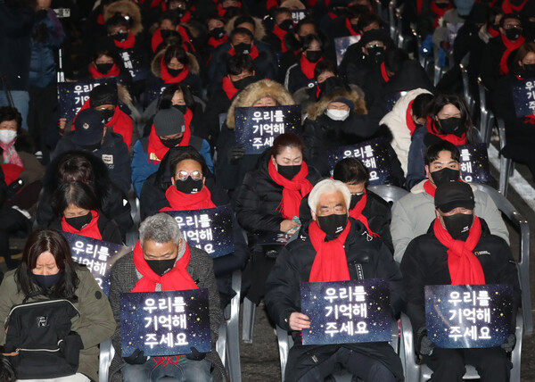 16일 저녁 서울 용산구 이태원역 앞에서 열린 '이태원 참사 희생자 시민추모제'에서 유가족과 시민들이 희생자들을 추모하는 '18시 34분 상징의식'을 하고 있다. 18시 34분은 사고가 발생한 지난 10월 29일 위험을 알리는 첫 112 신고가 들어온 시각이다. (사진=뉴스1) 