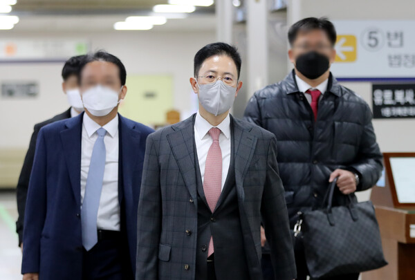 '고발사주' 사건으로 기소된 손준성 서울고검 송무부장(전 대검 수사정보정책관)이 11월 21일 서울중앙지방법원에서 열린 '고발사주' 재판에 출석하고 있다.