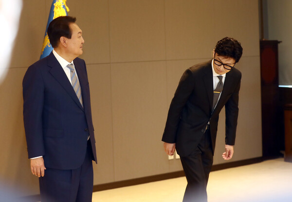 ​​윤석열 대통령이 지난 5월 26일 정부 세종청사에서 한동훈 법무부 장관에게 임명장을 준뒤 기념사진을 찍고 자리로 돌아가는 한 장관을 바라보고 있다. (사진=뉴스1)