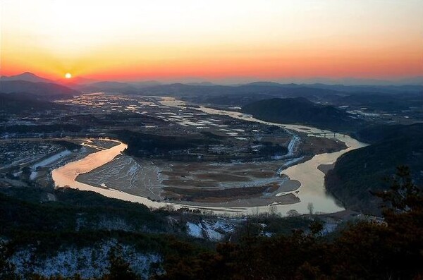 유성룡이 태어난 경북 안동의 하회마을 전경. 낙동강이 마을을 감싸안고 흐르고 있다.